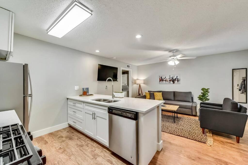 Apartamento Hello Gorgeous Flat Near Downtown! Dallas Exterior foto