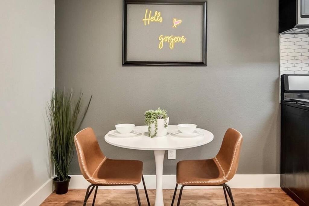 Apartamento Hello Gorgeous Flat Near Downtown! Dallas Exterior foto