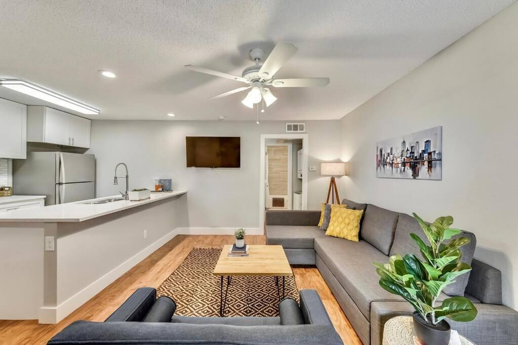 Apartamento Hello Gorgeous Flat Near Downtown! Dallas Exterior foto